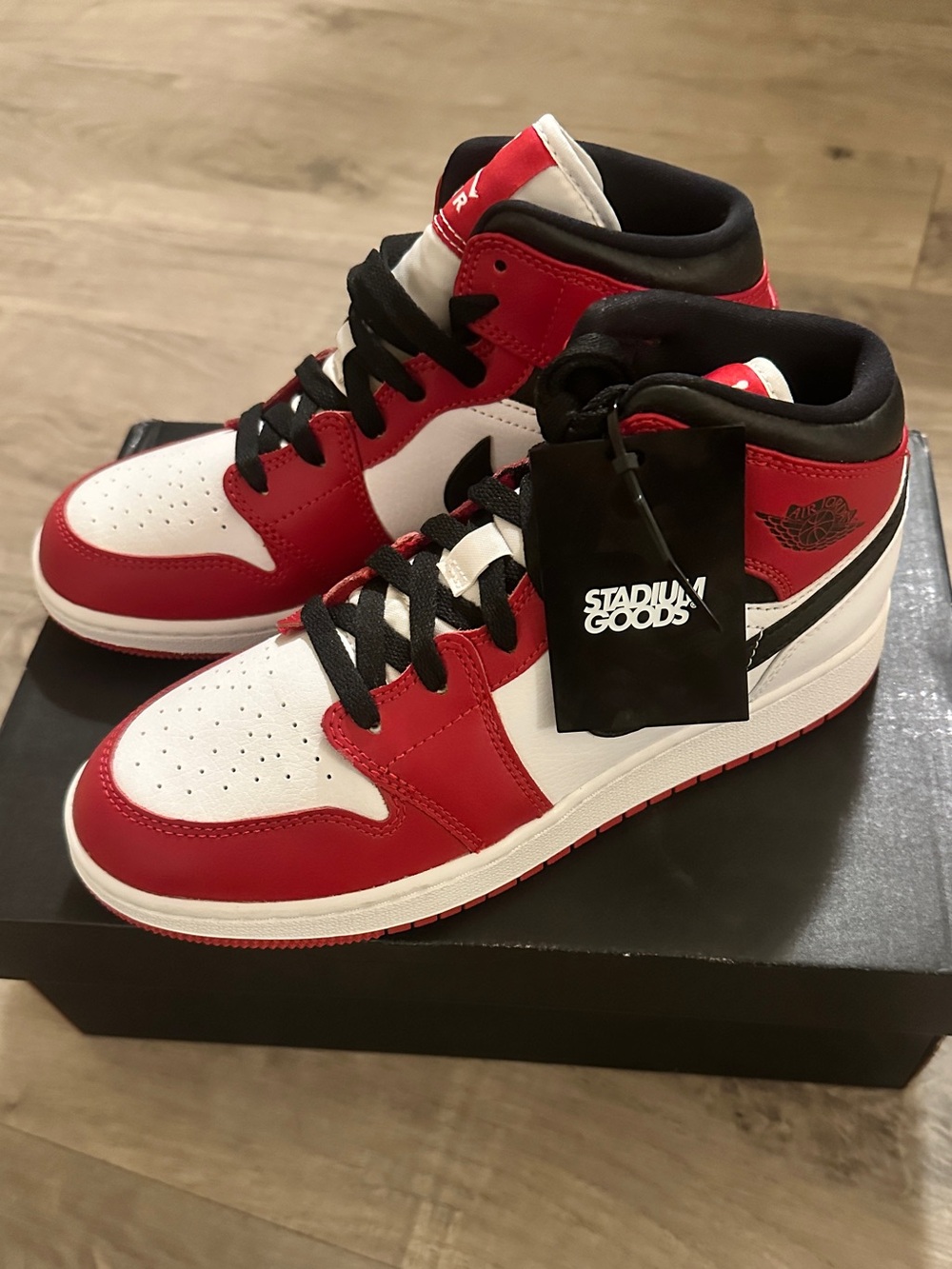 Nike AIR JORDAN 1 MID (GS) in White / Gym Red / Black, Chicago 2020, size 6Y